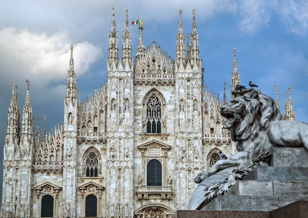 Duomo di Milano avec lion . — Photo