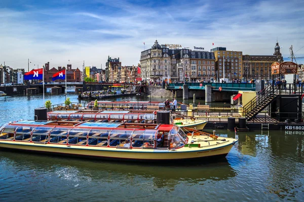 Canal com barcos em Amsterdã — Fotografia de Stock
