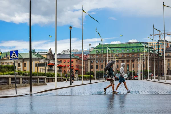 Most Norrbro z ludźmi w Sztokholmie. — Zdjęcie stockowe