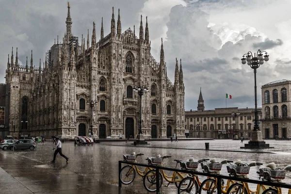 Duomo di Milano un jour de pluie . — Photo