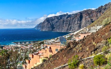 Tenerife üzerinde Popüler tatil Los Gigantes.