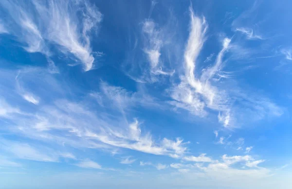 Blauwe lucht met wolken. — Stockfoto