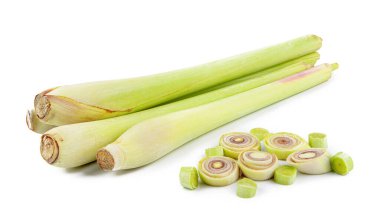 Beyaz arka planda izole edilmiş dilimlenmiş limon otu