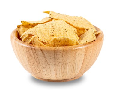 Beyaz arka planda izole edilmiş ahşap kasede tortilla ya da cips.