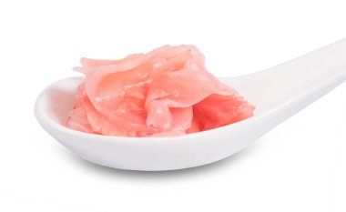 Kırmızı turşulu zencefil beyaz arka planda izole edilmiş.