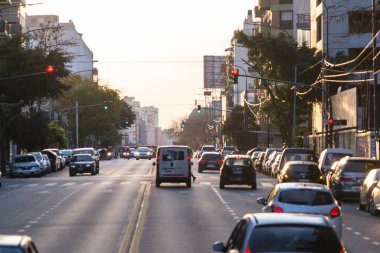 Atardecer sobre la avenida de la ciudad de Buenos Aires, Arjantin. Arjantin 'in Buenos Aires Bulvarı üzerinde gün batımı..