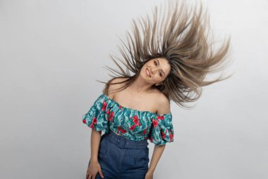 Mujer alegre con el cabello en el aire
