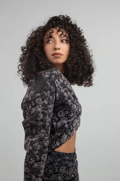 Латинская Женщина Позирует Вьющимися Волосами Сером Фоне — стоковое фото