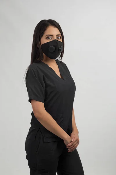 Fekete Biológiai Biztonsági Maszkot Kék Orvosi Ruhát Viselő Női Orvos — Stock Fotó