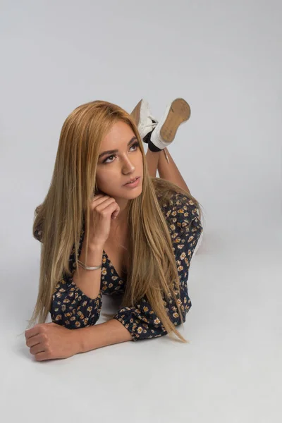 Красива Блондинка Латиноамериканка Літньому Одязі — стокове фото
