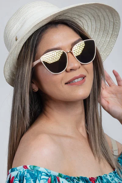 Sonnenbrille Latino Modell Sommerzeit Mit Hut — Stockfoto