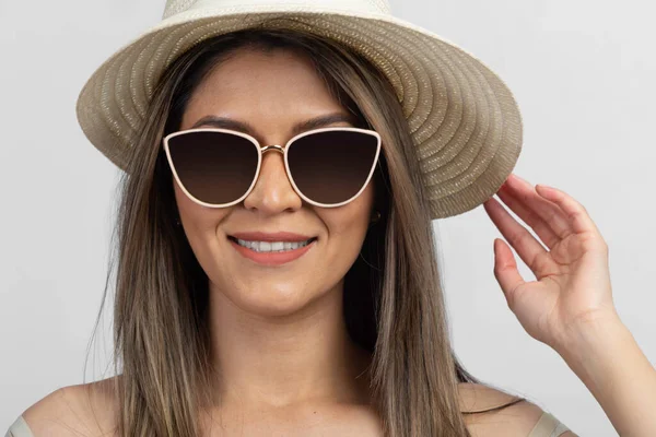 Latino Frau Mit Cooler Sonnenbrille Und Cremefarbenem Hut — Stockfoto