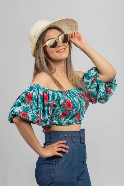 Stylische Frauen Sommer Mit Bauchfreiem Oberteil Sonnenbrille Und Hut — Stockfoto