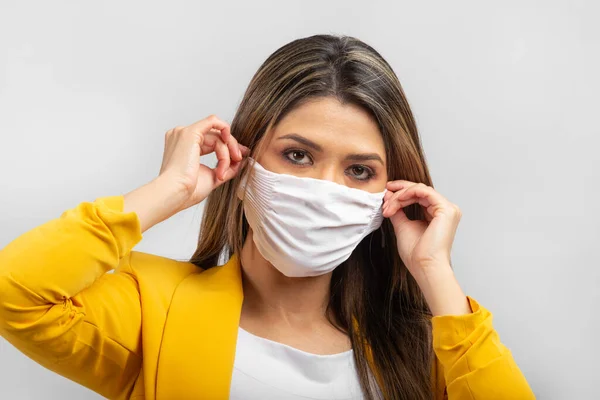 Detalle Una Mujer Con Mascarilla Blanca Ropa Amarilla — Stock Fotó