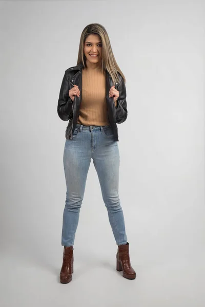 Latino Blond Modell Bär Jeans Och Svart Skinnjacka Med Fina — Stockfoto