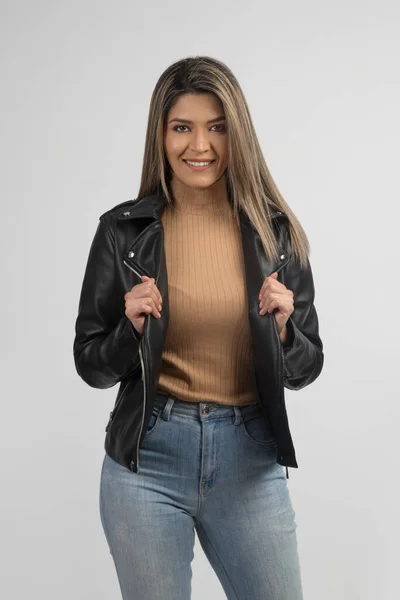 Mujer Sonriendo Con Una Chaqueta Cuero Jeans — Fotografia de Stock