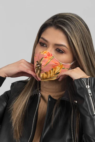 Latino Mulher Vestir Uma Máscara Facial Moda Para Evitar Covid — Fotografia de Stock