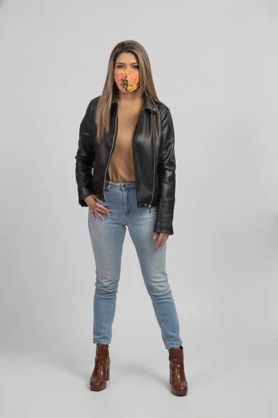 Latino Blond Model Verkleed Als Casual Outfit Jeans Een Zwart — Stockfoto