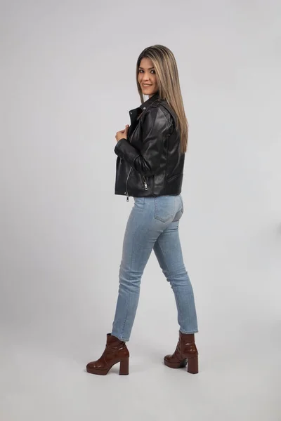 Modelo Latino Loiro Vestindo Jeans Uma Jaqueta Couro Preto Com — Fotografia de Stock