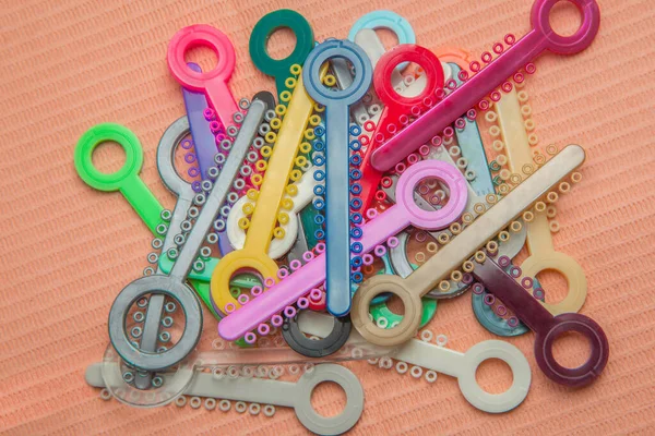 ligas de colores para los dientes, dişçi, brackets