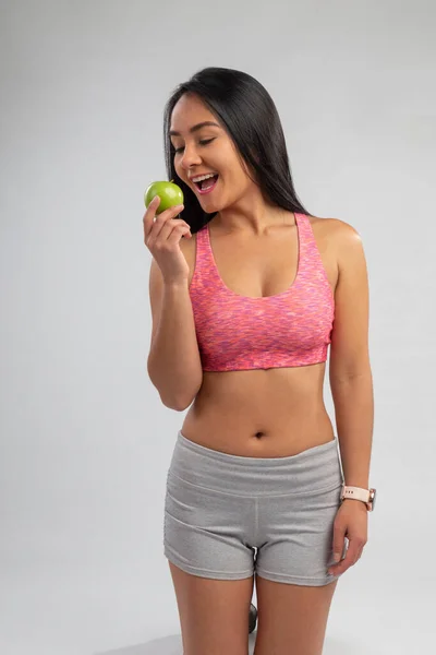 Güzel Latin Kadın Elinde Organik Yeşil Bir Elma Yiyor Gülümsüyor — Stok fotoğraf