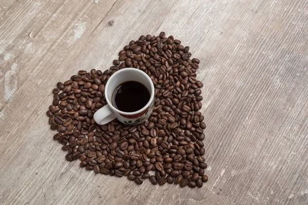 Вид Сверху Чашки Кофейными Бобами Форма Сердца — стоковое фото