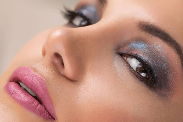 Dettaglio Viso Con Trucco Colorato Look Intenso — Foto Stock