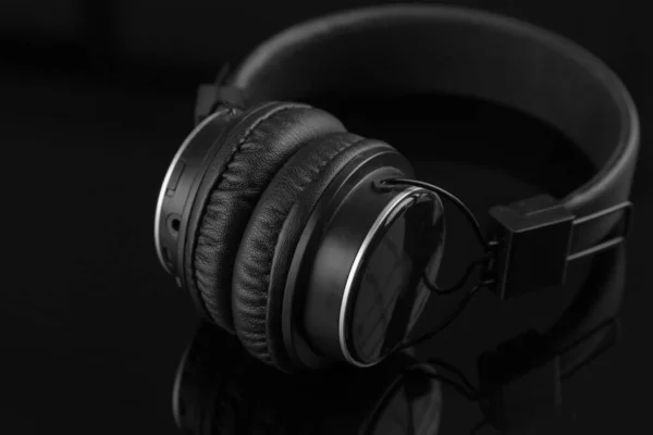 Μαύρα Ασύρματα Ακουστικά Μαύρο Φόντο Ανταύγειες Μουσική Και Τεχνολογία — Φωτογραφία Αρχείου