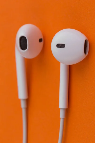 Auriculares Blancos Sobre Fondo Naranja Estilo Pop —  Fotos de Stock