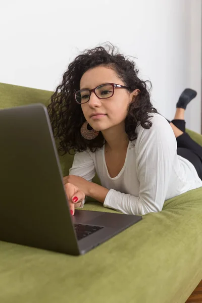 美しい女性は自宅でコンピューターを使い社会的距離を保ちリラックスし — ストック写真