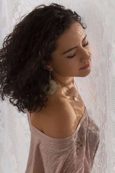 Hermosa Mujer Latina Una Blusa Rosa Mostrando Hombro Pelo Rizado —  Fotos de Stock