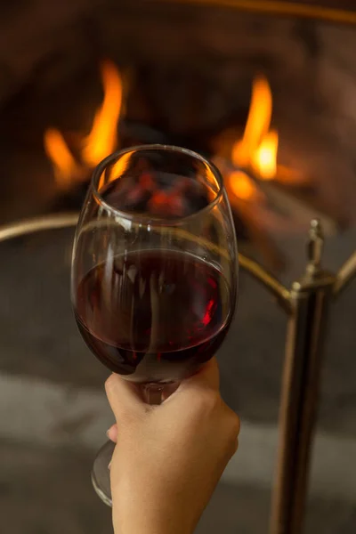 Arka Plan Olarak Büyük Bir Şarap Kadehini Tutan Bir Şömine — Stok fotoğraf