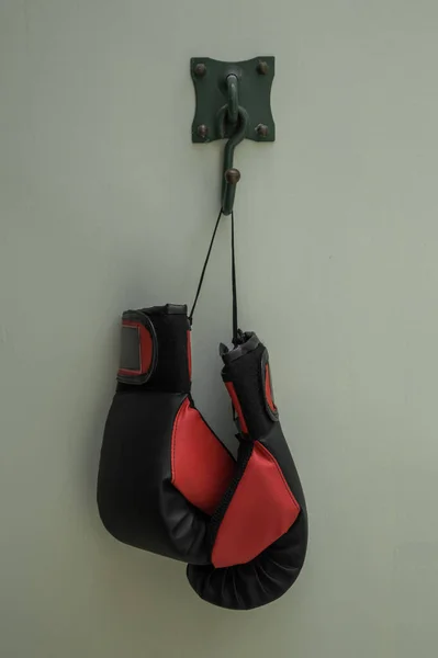 Guantes Boxeo Rojos Negros Colgando Con Fondo Blanco Estudio — Foto de Stock