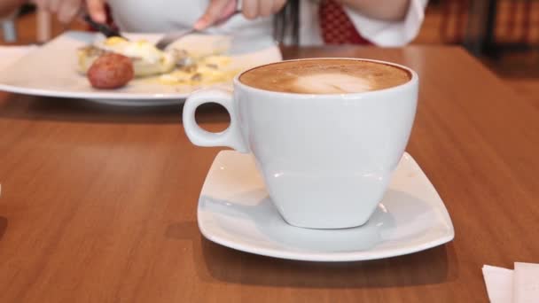 Чашка Горячего Кофе Деревянном Столе Человеком Заднем Плане Завтракающим Деловой — стоковое видео