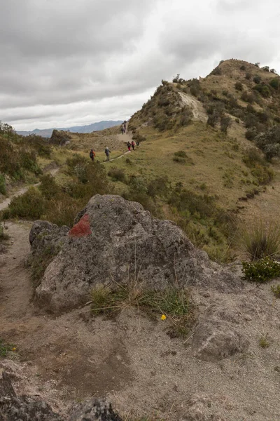 Manzara, Ekvador 'daki bir volkanın kayalık dağı, tepelerinden birindeki insanlar...