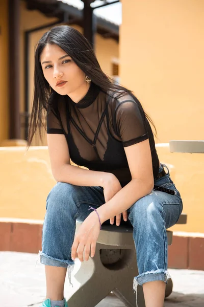 Schönheit Junge Lateinische Frau Sitzt Auf Der Außenseite Tragen Schwarzes — Stockfoto
