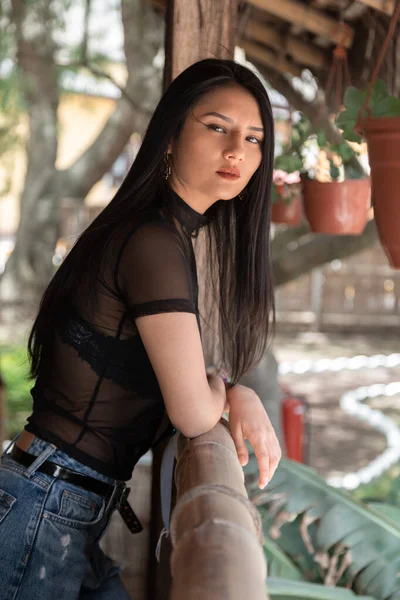 Krásná Mladá Latinská Žena Dlouhými Rovnými Vlasy Naklánějící Přes Zábradlí — Stock fotografie