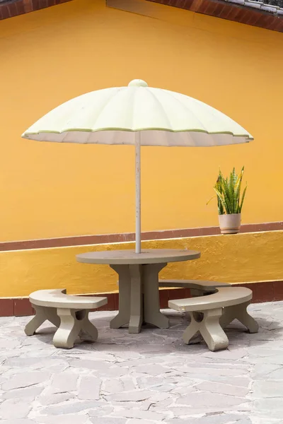 Geschäft Mit Tisch Steinbank Mit Weißem Regenschirm Und Gelbem Wal — Stockfoto