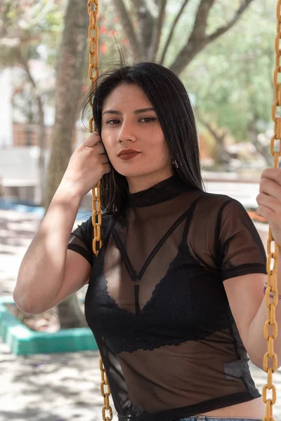 Jovem Mulher Latina Com Cabelo Preto Longo Feliz Sentado Balanço — Fotografia de Stock