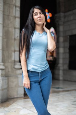 Uzun siyah saçlı güzel bir kadın model, günlük kıyafetler ve doğal güzellik, Latin kadın yaşam tarzı göz kamaştırıcı, arka plan