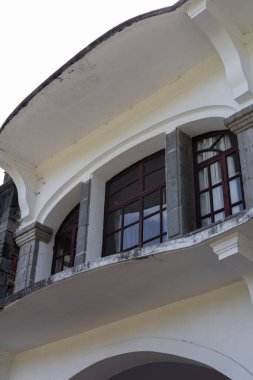 Kolonyal Ekvador hacienda penceresinin detaylı görüntüsü kırsal dokular, zarif tasarım ve kırsal kesimde tarihi mimari güzellikler sergileniyor..