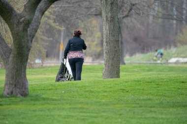 Harrison Township, Michigan, ABD - 01 Mayıs 2020: Covid-19 Corona Virüsü sırasında Michigan Metro Parkı etkinliği.