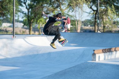 Detroit, Michigan, ABD - 08.09.2019: Detroit şehir kaykay parkında güneşli bir günde paten gösterileri yapan patenciler