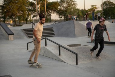 Detroit, Michigan, ABD - 08.09.2019: Patenciler gün batımında paten parkında numaralar yapıyor
