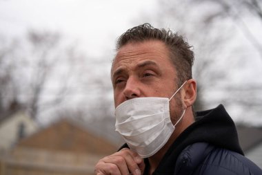 Coronavirus sırasında maske takan beyaz bir adam.