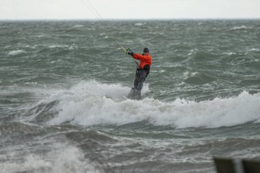Uçurtmacı adam okyanus suyunda pratik yapıyor, ABD, 2020, Michigan Metro