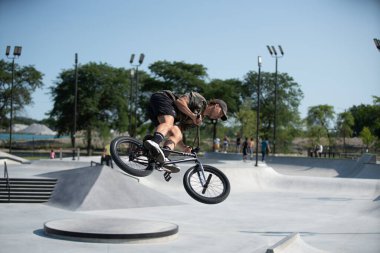 Detroit, Michigan, ABD - 01.08.2019: Detroit kaykay parkında patenciler ve BMX motorcuları pratik yapıyor.