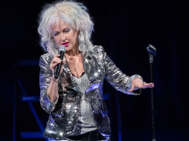 Orlando, Florida, USA- 7.26.2018: Cyndi Lauper Orlando Amway Center 'da canlı performans sergiliyor.