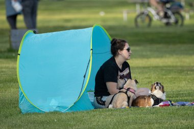Harrison Township, Michigan, ABD - 24 Mayıs 2020: Covid-19 Corona Virüsü sırasında Michigan Metro Parkı etkinliği.