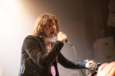 Detroit, Michigan / USA - 04-23-2019: Rival Sons rock grubunun vokalisti Jay Buchanan Fillmore Detroit 'te canlı performans sergiliyor